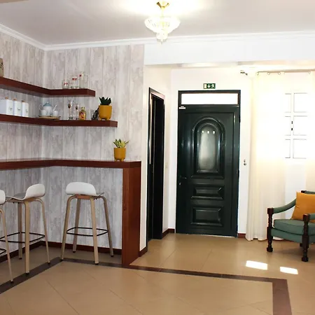 בית נופש Madeira Spacious פונשל